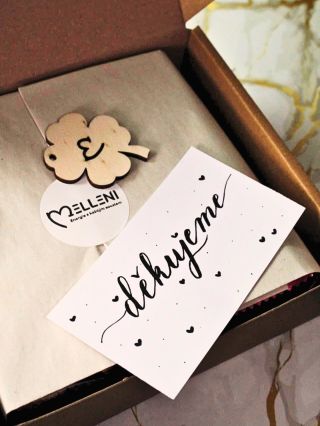 V MELLENI si zakládáme na tom, aby vám radost neudělalo jen to, co je uvnitř balíčku, ale i jeho samotné rozbalování. 🎀✨...